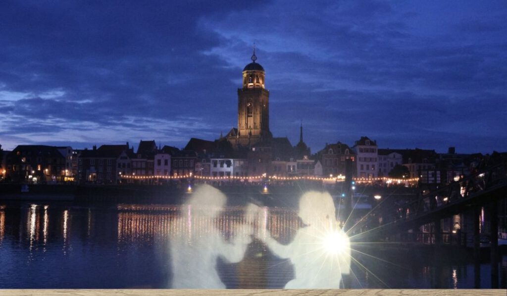 Lichtshow bij Deventer Op Stelten vanaf de Worp 