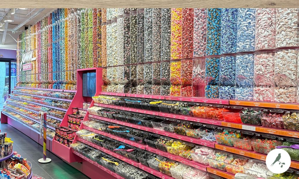 Jamin, snoepwinkel met kleurrijke regenboogwand vol snoepgoed