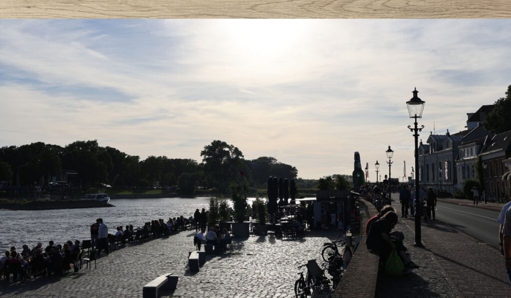 Het Welleterras aan de IJssel tijdens een zomerse avond in Deventer