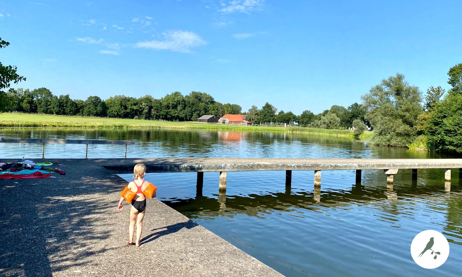 zwemplek bij de lange kolk met historische betonnen zwembadrand