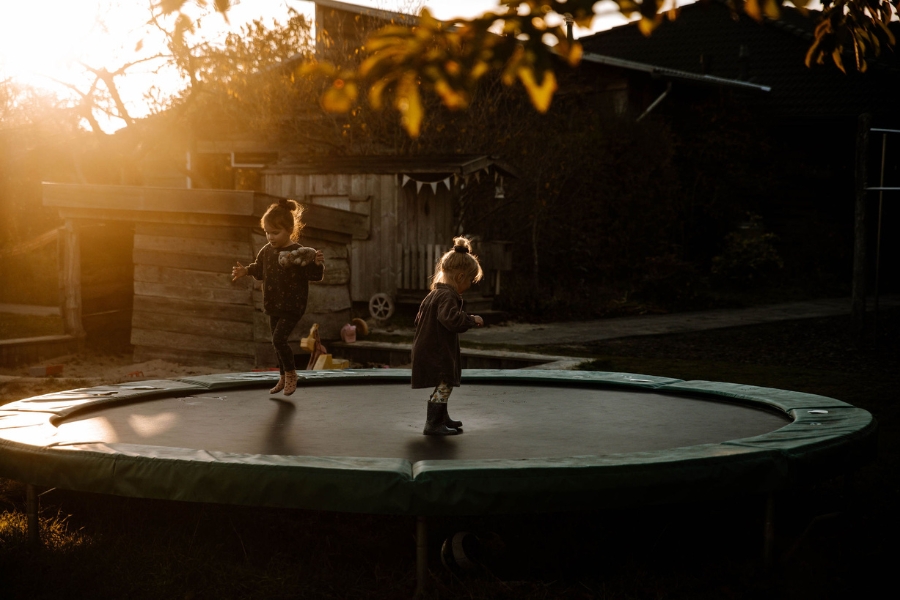 Kippenhok 900x600 voor 123boeken kinderen springen op de grote trampoline in de speeltuin bij de Kleine Wildenberg
