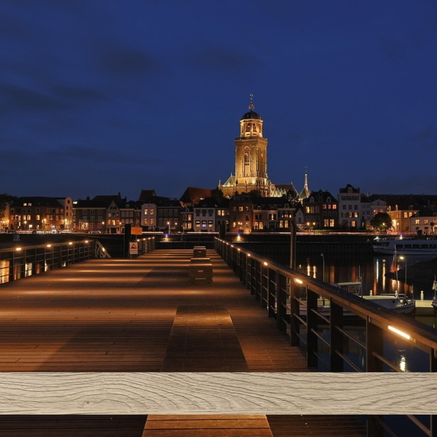 foto 900x900 (1) hout Deventer skyline bij avondlicht