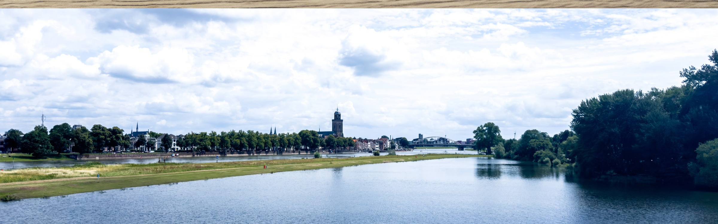 Uitzicht over de IJssel en Deventer met de Lebuïnustoren